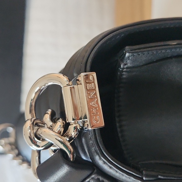 Chanel Le Boy Bag in medium. Like New! - Picture 4 of 12